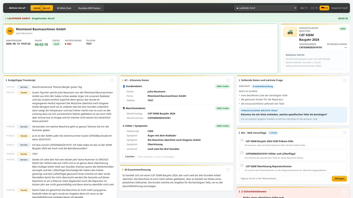 Der Bildschirm des KI-Serviceassistenten während eines Anrufs: links die Mitschrift des Gesprächs, in der Mitte der erkannte Maschinentyp, die Seriennummer und der Fehlercode, rechts die nächste Frage und die vorgeschlagenen Suchen.